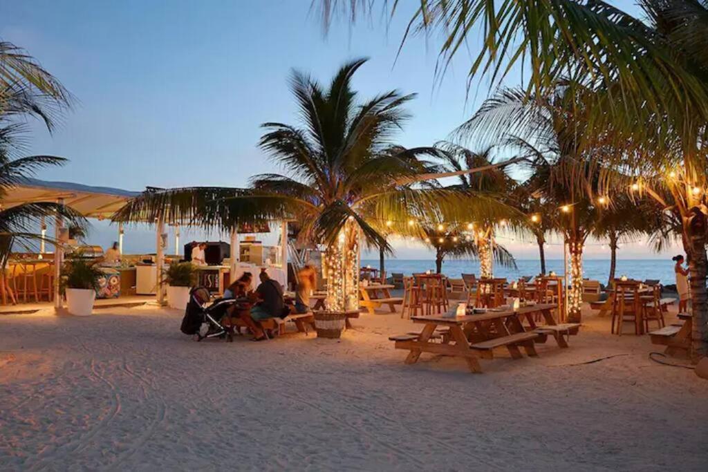 Cozy Studio Apartment Minutes From The Beach Willemstad Bagian luar foto
