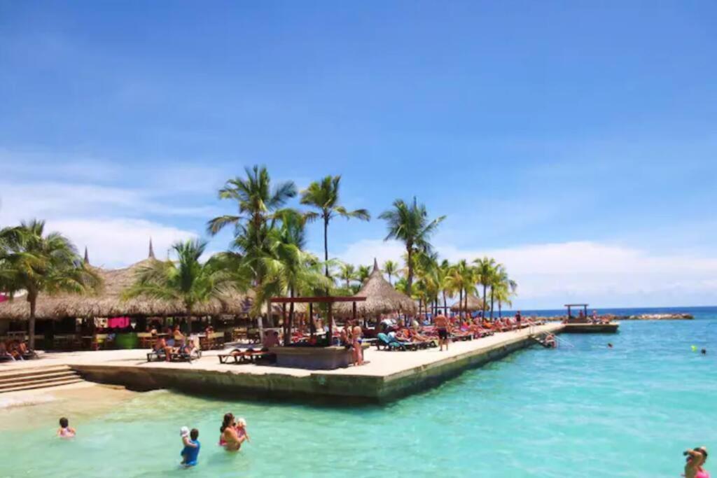 Cozy Studio Apartment Minutes From The Beach Willemstad Bagian luar foto